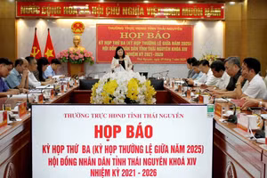 Bà Mai Thị Thúy Nga, Phó Chủ tịch HĐND tỉnh Thái Nguyên chủ trì cuộc họp báo.