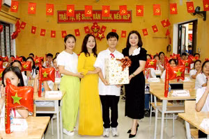 Thầy cô giáo cùng đại diện cha mẹ học sinh trường THCS Nha Trang (Thái Nguyên) tặng quà học sinh lớp 6 tựu trường.