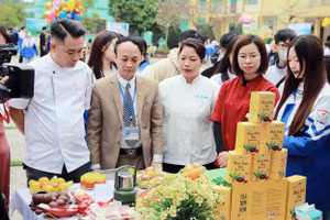 Hội thi ẩm thực với các món ăn sáng tạo, chế biến từ trà tại trường THPT Khánh Hòa (Thái Nguyên).