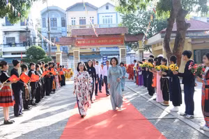 Lãnh đạo tỉnh Lạng Sơn dự, chúc mừng các nhà trường nhân ngày khai giảng.