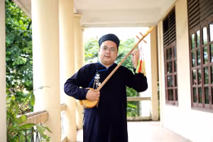 Thầy giáo trẻ Xuân Bách với cây đàn tính hơn trăm năm tuổi.