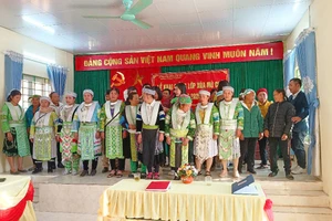 Các học viên tại Lễ khai giảng lớp xóa mù chữ ở điểm trường Nà Nọi, Trường Tiểu học Lang Môn, xã Minh Tâm, tỉnh Cao Bằng.