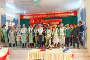 Các học viên tại Lễ khai giảng lớp xóa mù chữ ở điểm trường Nà Nọi, Trường Tiểu học Lang Môn, xã Minh Tâm, tỉnh Cao Bằng.