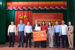 Đoàn công tác Bộ GD&ĐT trao tặng quà hỗ trợ Trường Tiểu học Yên Bình, tỉnh Lạng Sơn khắc phục hậu quả bão lũ.