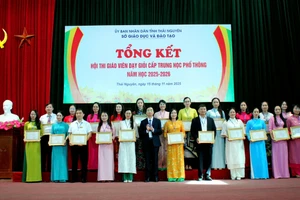 Ông Đào Xuân Tân, Phó Giám đốc Sở GD&ĐT Thái Nguyên trao thưởng cho các giáo viên tại Hội thi. 