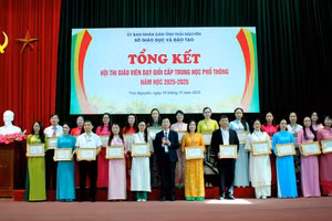 Ông Đào Xuân Tân, Phó Giám đốc Sở GD&ĐT Thái Nguyên trao thưởng cho các giáo viên tại Hội thi. 