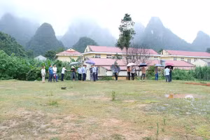 Đoàn công tác liên ngành của tỉnh Cao Bằng khảo sát vị trí xây dựng trường nội trú liên cấp tại xã Bế Văn Đàn.