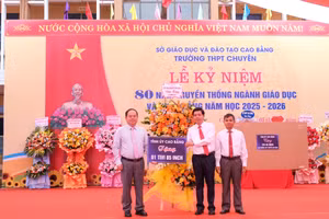 Ông Quản Minh Cường, Bí thư Tỉnh ủy, Trưởng Đoàn đại biểu Quốc hội tỉnh Cao Bằng tặng quà, chúc mừng Trường THPT Chuyên tỉnh Cao Bằng tại Lễ khai giảng.