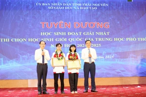 Ông Vũ Duy Hoàng, Trưởng Ban Tuyên giáo và Dân vận Tỉnh ủy; ông Nguyễn Linh, Phó Chủ tịch UBND tỉnh Thái Nguyên trao khen thưởng cho HS đoạt giải Nhất HS giỏi quốc gia.