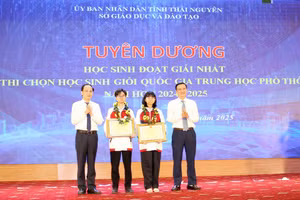 Ông Vũ Duy Hoàng, Trưởng Ban Tuyên giáo và Dân vận Tỉnh ủy; ông Nguyễn Linh, Phó Chủ tịch UBND tỉnh Thái Nguyên trao khen thưởng cho HS đoạt giải Nhất HS giỏi quốc gia. 