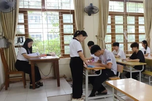 Các thí sinh dự thi vào trường THPT Thành phố (Cao Bằng).