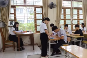 Các thí sinh dự thi vào trường THPT Thành phố (Cao Bằng). 