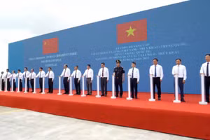 Các đại biểu thực hiện nghi thức chính thức công nhận cửa khẩu quốc tế Tà Lùng - Thủy Khẩu. (Ảnh: CBH)