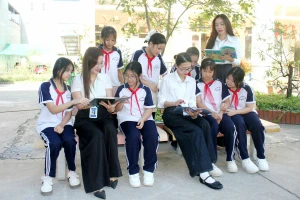 Cô và trò Trường THCS Tân Thịnh (phường Phan Đình Phùng, tỉnh Thái Nguyên).