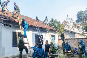 Các lực lượng giúp người dân Cao Bằng có mái nhà vững chắc. (Ảnh: H.Đ)