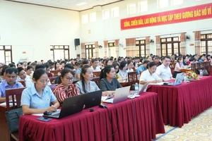 Các đại biểu nghiên cứu nội dung chương trình tập huấn.