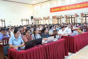 Các đại biểu nghiên cứu nội dung chương trình tập huấn.