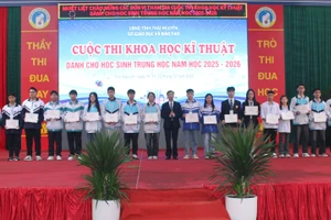 Ông Đào Xuân Tân, Phó Giám đốc Sở GD&ĐT Thái Nguyên trao giải cho những dự án xuất sắc.