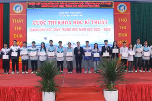 Ông Đào Xuân Tân, Phó Giám đốc Sở GD&ĐT Thái Nguyên trao giải cho những dự án xuất sắc.