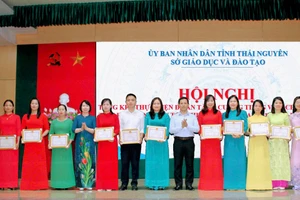 Sở GD&ĐT Thái Nguyên khen thưởng cá nhân có thành tích xuất sắc trong triển khai tăng cường tiếng Việt cho học sinh tiểu học vùng DTTS.