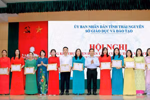 Sở GD&ĐT Thái Nguyên khen thưởng cá nhân có thành tích xuất sắc trong triển khai tăng cường tiếng Việt cho học sinh tiểu học vùng DTTS.