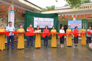 Đại biểu cắt băng khánh thành, bàn giao công trình sửa chữa lớp học.