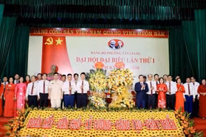 Các đại biểu chụp ảnh lưu niệm. (Ảnh: K.D)