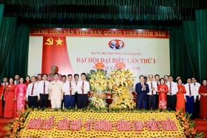 Các đại biểu chụp ảnh lưu niệm. (Ảnh: K.D)