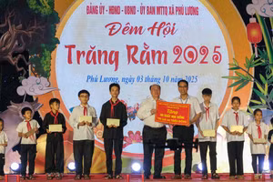 Trao học bổng cho học sinh có hoàn cảnh khó khăn vươn lên học giỏi tại xã Phú Lương (Thái Nguyên).