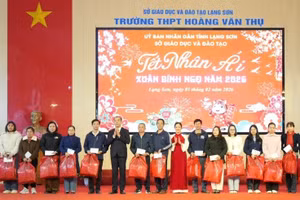 Lãnh đạo Sở GD&ĐT Lạng Sơn trao tặng quà Tết cho giáo viên, nhân viên.