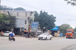 Đoạn đường quốc lộ rẽ vào cổng trường THPT Khánh Hòa (Thái Nguyên) luôn tiềm ẩn nguy cơ mất an toàn. 