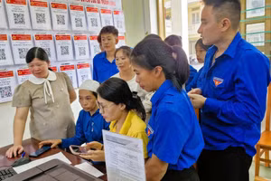 Người dân xã Thanh Long (Cao Bằng) được hỗ trợ thông tin nhằm nâng cao nhận thức, vươn lên thoát nghèo.