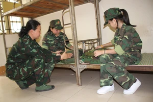 Các học viên nhí tham gia chương trình “Chúng em học làm chiến sĩ” tại Trung tâm Giáo dục Quốc phòng và an ninh - Đại học Thái nguyên.