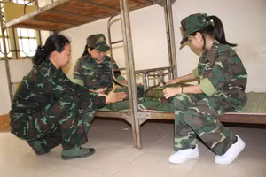 Các học viên nhí tham gia chương trình “Chúng em học làm chiến sĩ” tại Trung tâm Giáo dục Quốc phòng và an ninh - Đại học Thái nguyên.