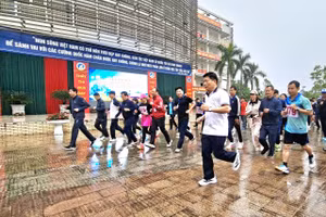 Đại biểu tham gia chạy phát động tại Lễ khai mạc.