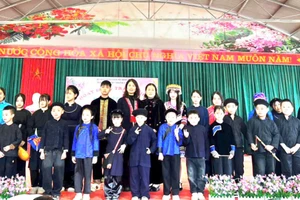 Thầy cô và học sinh Trường Phổ thông dân tộc bán trú TH&THCS Phú Xá (xã Đồng Đăng, tỉnh Lạng Sơn).