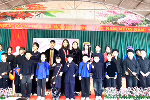 Thầy cô và học sinh Trường Phổ thông dân tộc bán trú TH&THCS Phú Xá (xã Đồng Đăng, tỉnh Lạng Sơn).