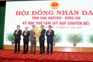 Lãnh đạo Tỉnh ủy, HĐND, UBND, Uỷ ban MTTQ Việt Nam tỉnh Thái Nguyên chúc mừng ông Vương Quốc Tuấn.