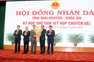 Lãnh đạo Tỉnh ủy, HĐND, UBND, Uỷ ban MTTQ Việt Nam tỉnh Thái Nguyên chúc mừng ông Vương Quốc Tuấn.