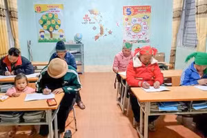 Dù giá rét, người dân xã Ca Thành vẫn tham gia lớp học xóa mù chữ đầy đủ.