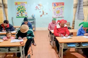 Dù giá rét, người dân xã Ca Thành vẫn tham gia lớp học xóa mù chữ đầy đủ.