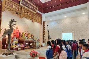 Học sinh dâng hương tưởng niệm Chủ tịch Hồ Chí Minh tại Đền thờ Người ở Khu di tích Quốc gia đặc biệt Pác Bó.