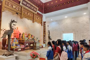 Học sinh dâng hương tưởng niệm Chủ tịch Hồ Chí Minh tại Đền thờ Người ở Khu di tích Quốc gia đặc biệt Pác Bó.