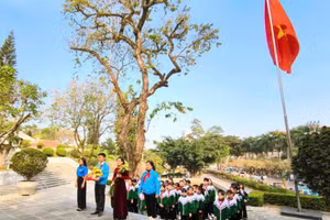 Cô trò dâng hương tưởng nhớ vị tướng áo vải làm cuộc khởi nghĩa rung chuyển 1917