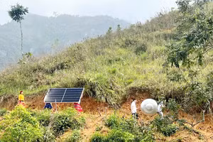 Các nhà hảo tâm vận chuyển hệ thống điện năng lượng mặt trời đến tặng điểm trường Phia Cò 2 (Nam Cao, Bảo Lâm, Cao Bằng).