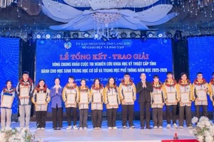 Lãnh đạo Sở GD&ĐT Lạng Sơn trao giải cho các dự án xuất sắc tại cuộc thi.