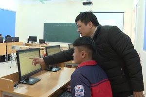 Thầy và trò trường THCS Thị trấn Lộc Bình (Lạng Sơn) tìm hiểu về công cụ trí tuệ nhân tạo.