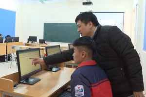 Thầy và trò trường THCS Thị trấn Lộc Bình (Lạng Sơn) tìm hiểu về công cụ trí tuệ nhân tạo.