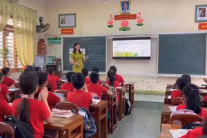 Giờ học tiếng Anh của cô và trò trường Tiểu học Tân Thành 1 (phường Tích Lương, tỉnh Thái Nguyên).