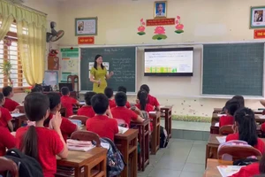 Giờ học tiếng Anh của cô và trò trường Tiểu học Tân Thành 1 (phường Tích Lương, tỉnh Thái Nguyên).